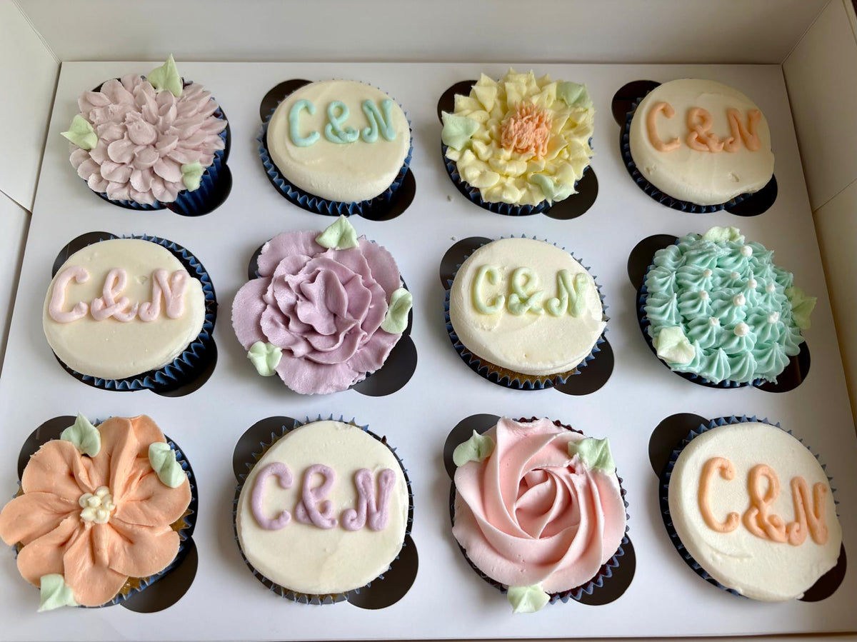 Caja de cupcakes de flores con Iniciales